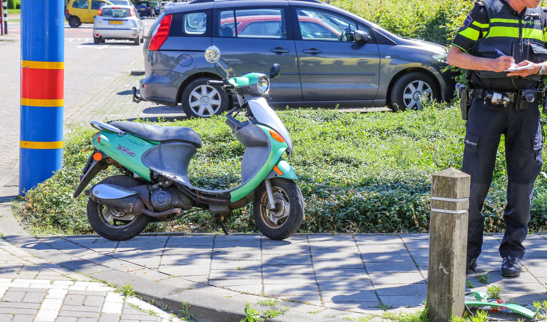 De scooter raakte beschadigt bij het ongeval ( Foto's : Maickel Keijzers / Hendriks Multimedia )