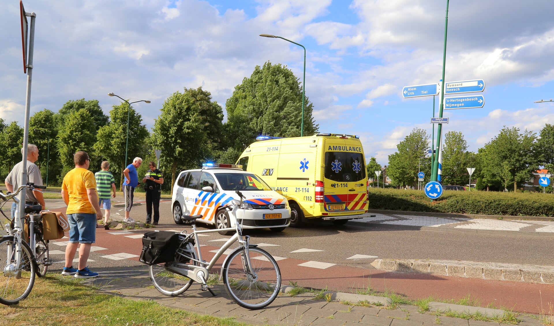 Het ongeval trok veel bekijks. ( Foto : Maickel Keijzers / Hendriks multimedia )