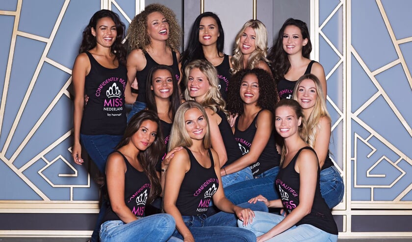 Chantal van Dalen (middelste rij, uiterst links) kan in oktober Miss Nederland worden.