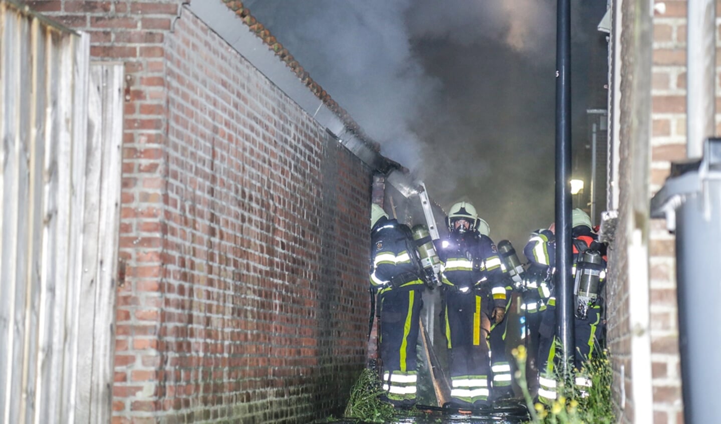 De brand zorgde voor veel rookontwikkeling ( Foto's : Maickel Keijzers / HendriksMultimedia )