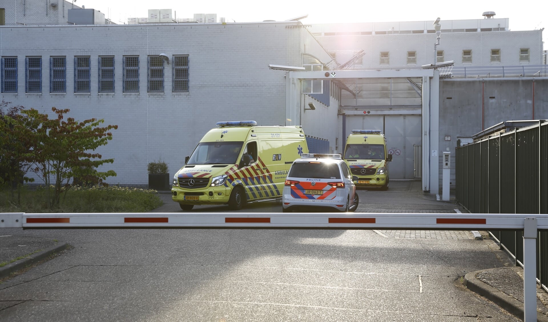 Twee ambulances en een politiewagen bij de gevangenis aan de Muntlaan. (Foto: SK-Media)