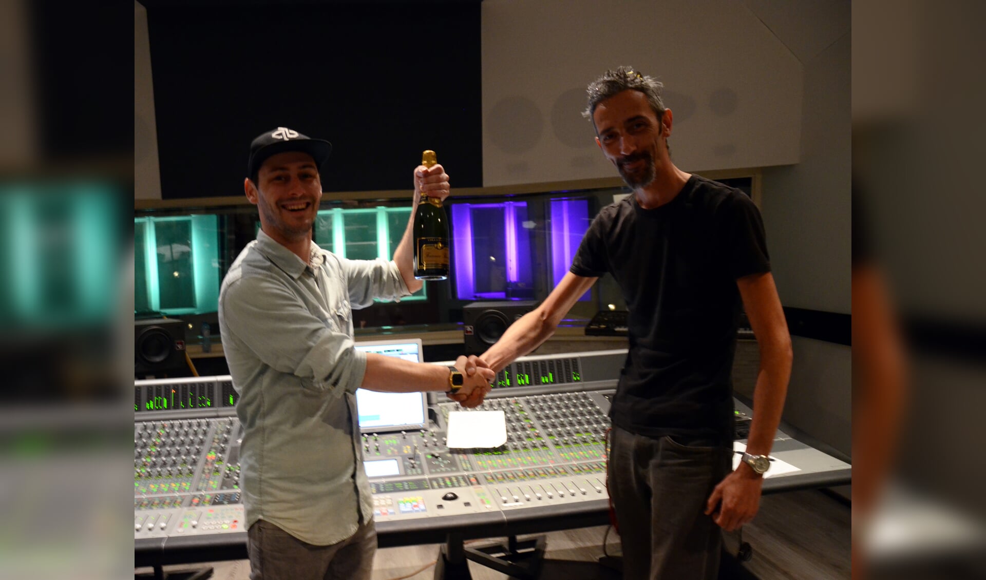Peter Bird (links) heeft getekend bij de LEF Studios. 
