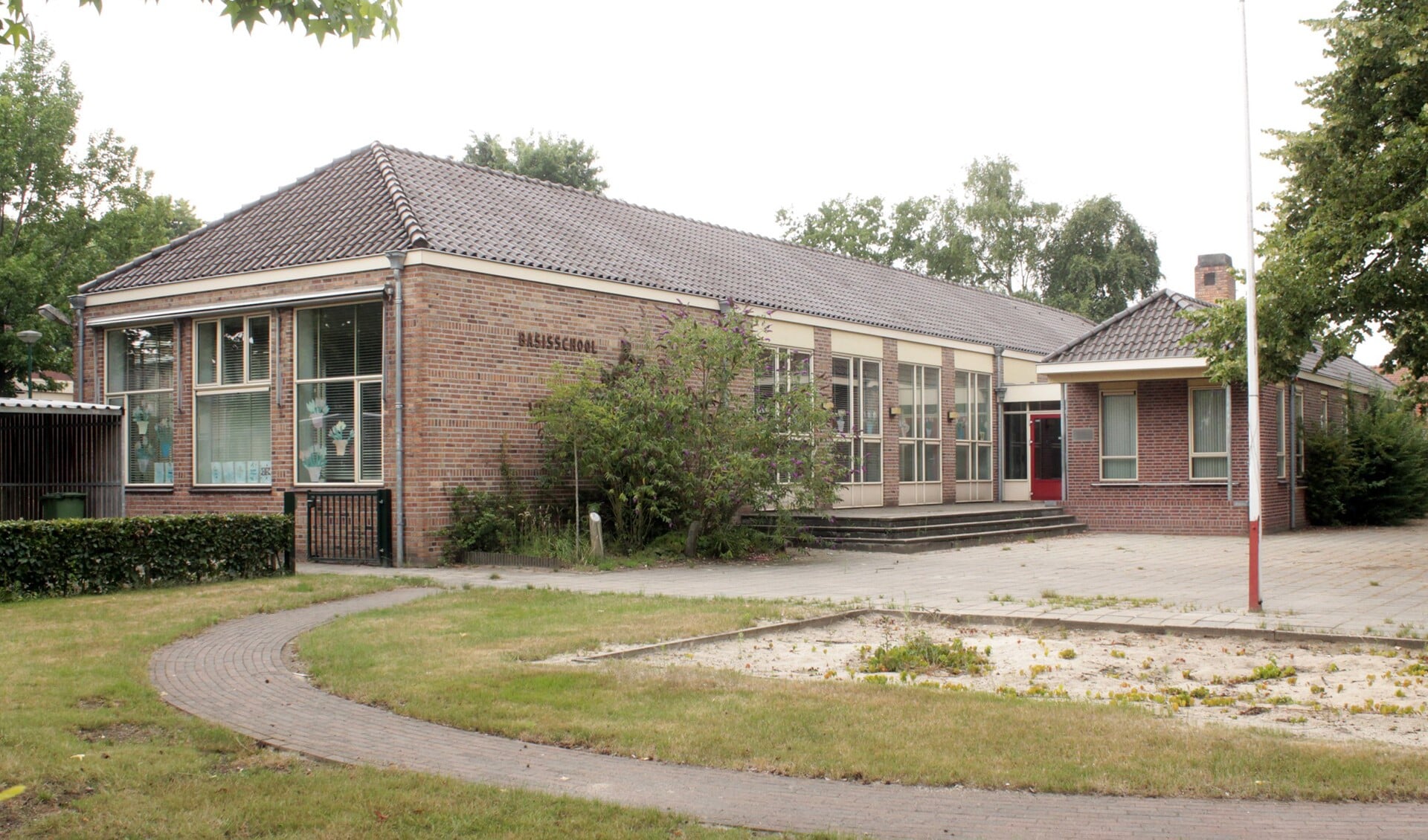 De leegstaande Willem Christiaansschool in Ledeacker wordt binnenkort een bedrijfsverzamelgebouw. Foto: Kees de Bruijn