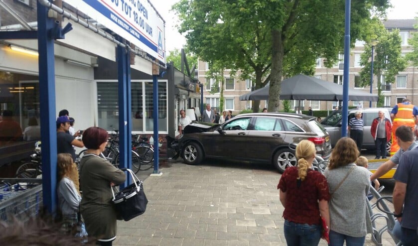 Auto rijdt tegen gevel. (Foto: Hans van der Poel)