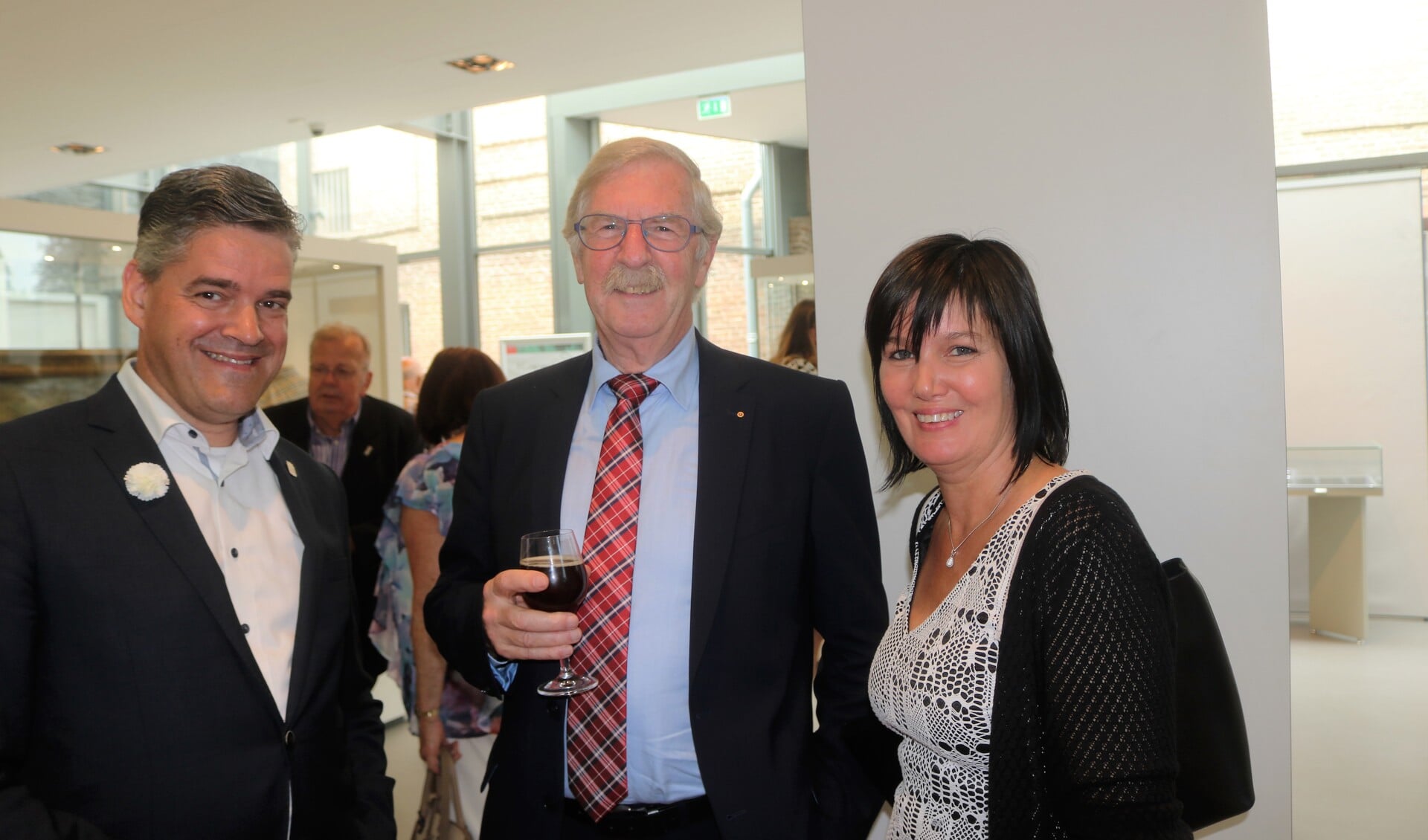 Veronique Lambert (rechts) in gesprek met Jan Timmermans (midden) en wethouder Daandels (links)  bij de opening van de tentoonstelling Jan van Cuyck.