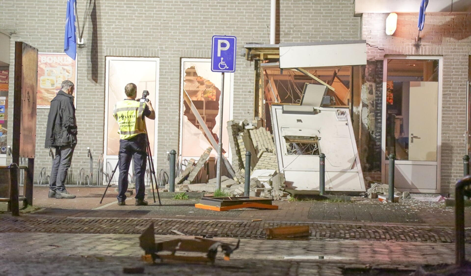 Veel schade na plofkraak in Heesch ( Foto's : Maickel Keijzers/ Hendriks Multimedia )