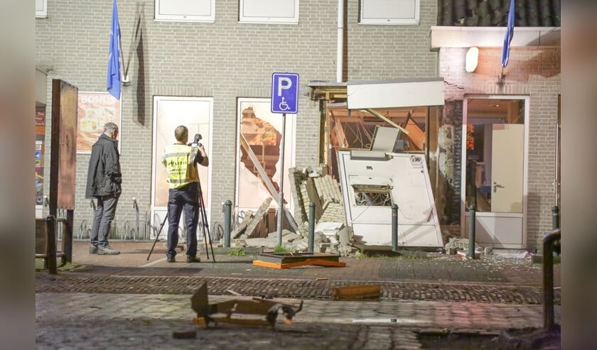 Veel schade na plofkraak in Heesch ( Foto's : Maickel Keijzers/ Hendriks Multimedia )