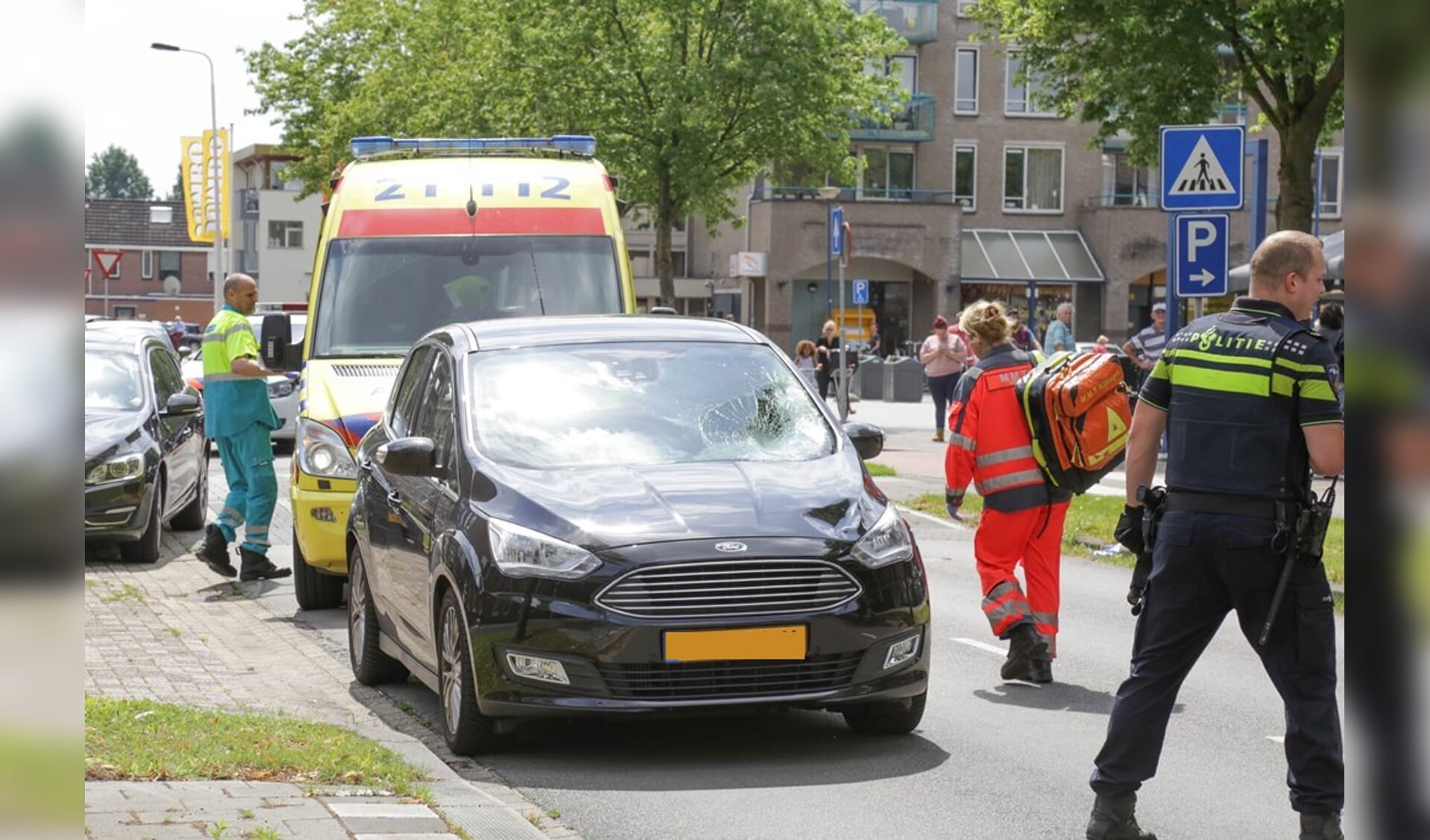 De oudere man werd in de ambulance behandelt ( Foto's : Maickel Keijzers / Hendriks Multimedia )