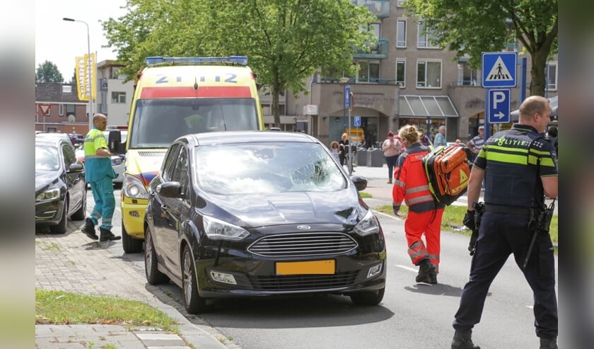 De oudere man werd in de ambulance behandelt ( Foto's : Maickel Keijzers / Hendriks Multimedia )