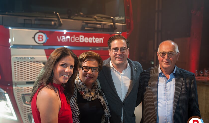 Partner Nathaly van Zutven, moeder Sjaan van de Beeten, Bas van de Beeten en vader Cor van de Beeten.  