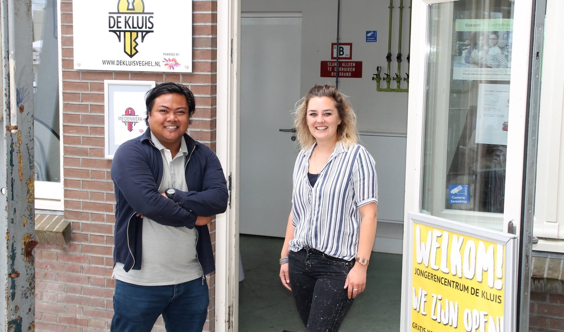 Lionel Saidjan en Katja Vermeer voor de deur van Jongerencentrum De Kluis.