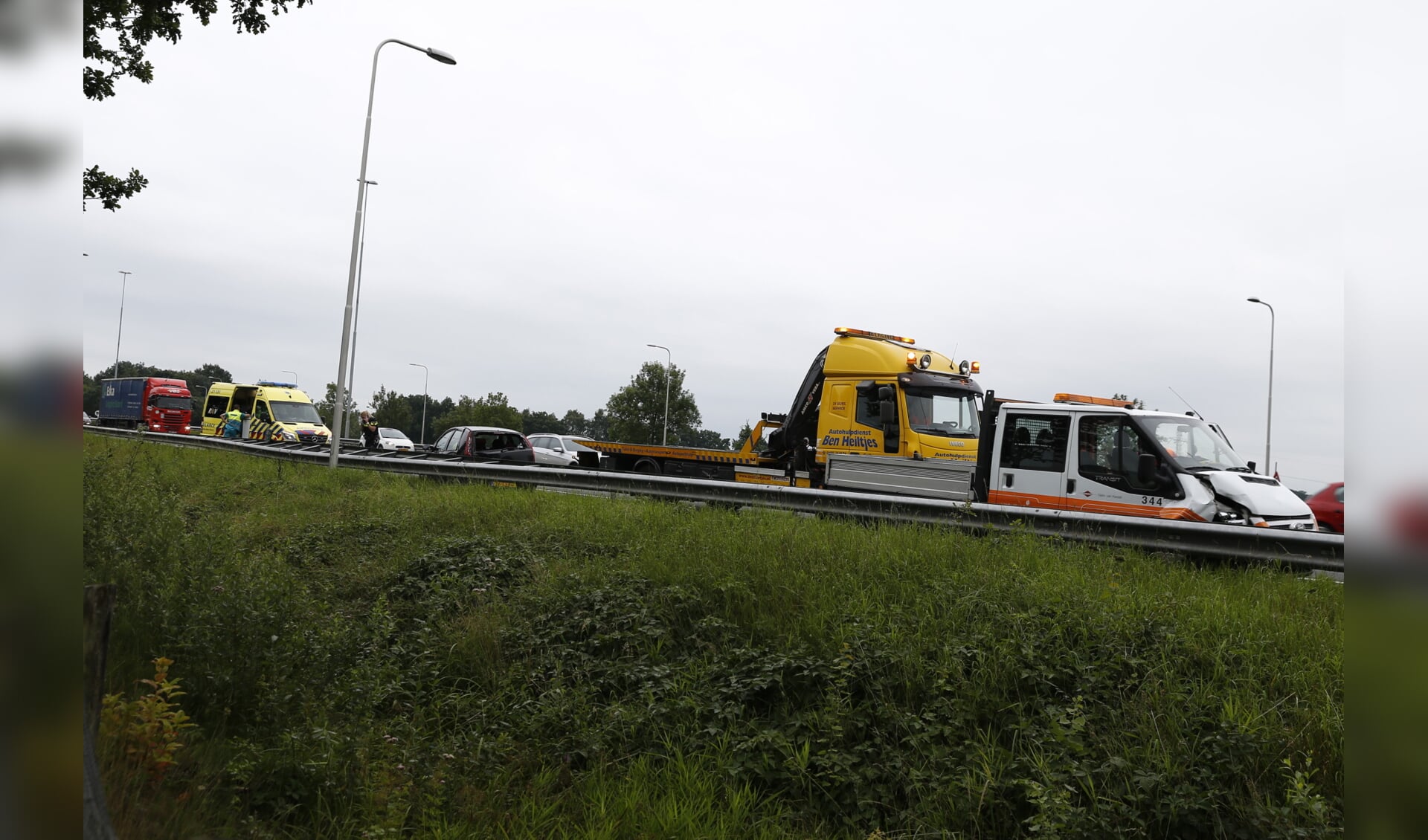 Een takelbedrijf is op de A73 gearriveerd om de twee voertuigen weg te slepen. Foto: SK-Media