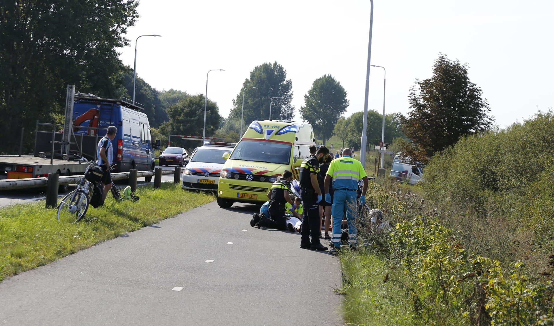 Ambulance-personeel ontfermt zich over de twee fietsters die ten val zijn gekomen. Foto: SK-Media