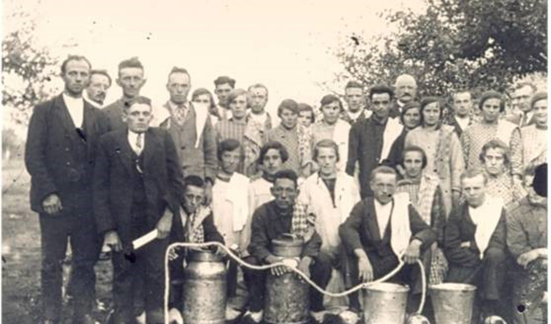 Een foto uit het boek: In 1929 werden op 23 en 24 september melkersexamen gehouden  in  de wei van de familie Kaal in Sint Anthonis. 