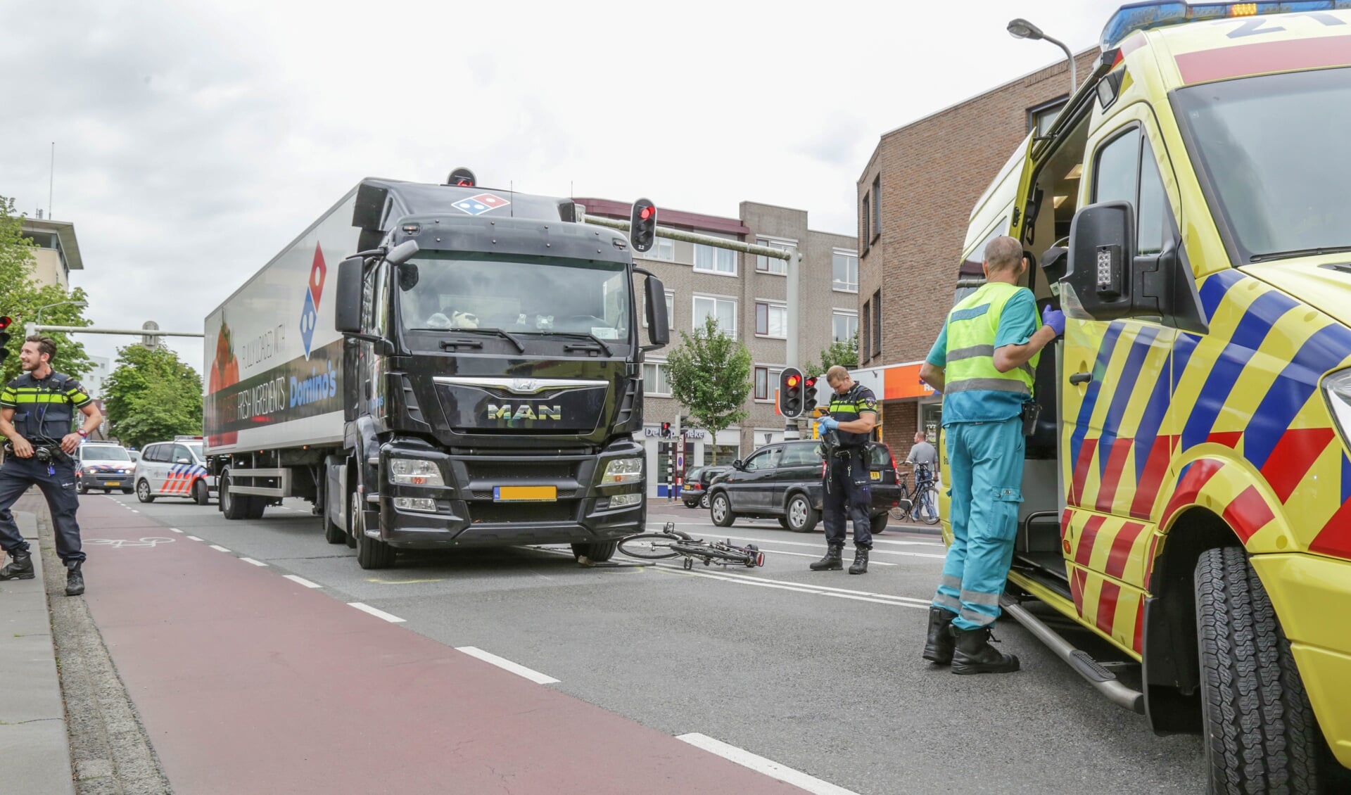 Gewonde bij ongeval op de Oostwal. (Foto: Maickel Keijzers / Hendriks Multimedia)