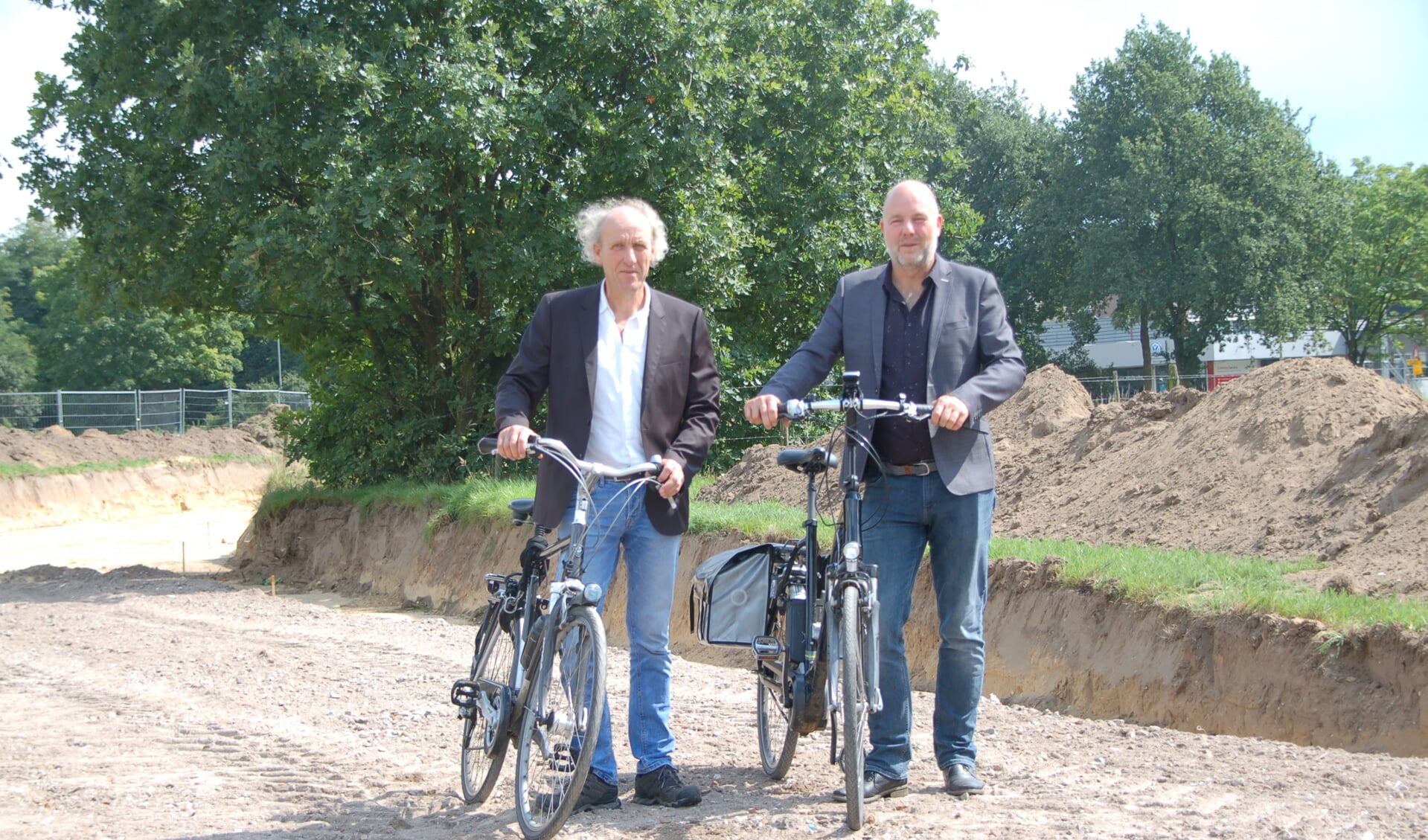 FOTODe wethouders Pepijn Baneke en Henk van den Berg op de toekomstige aansluiting bij de Kuilseweg bij Molenhoek. 