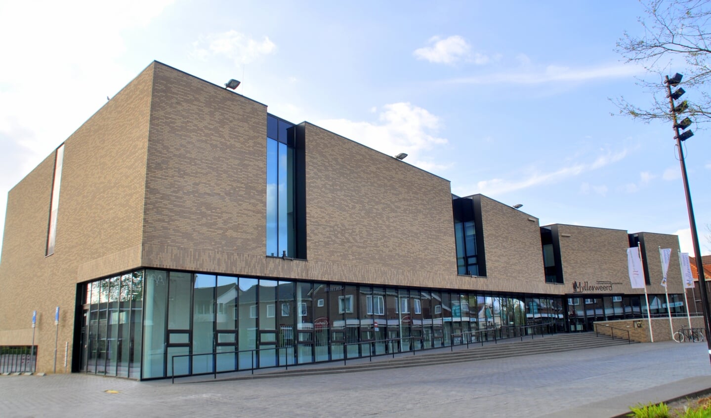 Het oude gemeentehuis in Mill wordt onder meer gebruikt door cultureel centrum Myllesweerd en de bibliotheek. De oude kantoren en raadszaal staan leeg.