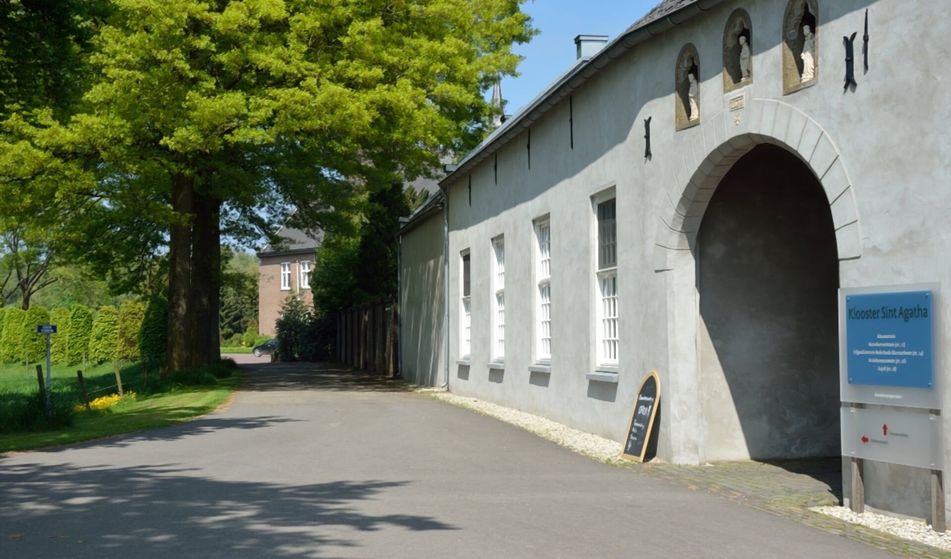 Poortgebouw van het klooster in Sint Agatha.