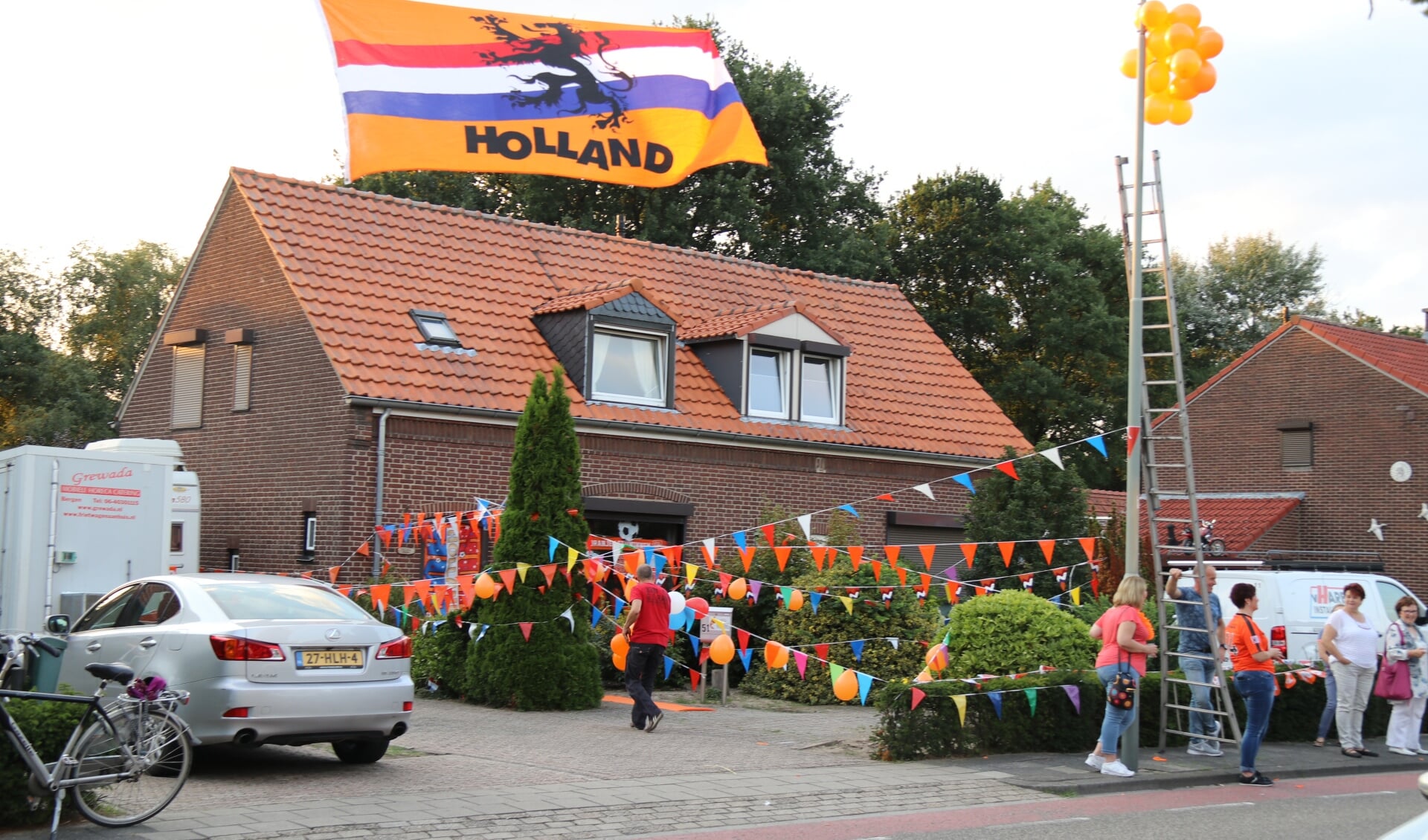 De Siebengewaldseweg kleurde gisteravond oranje na de winst van het Nederlands vrouwen Elftal. Foto: SK-Media. 