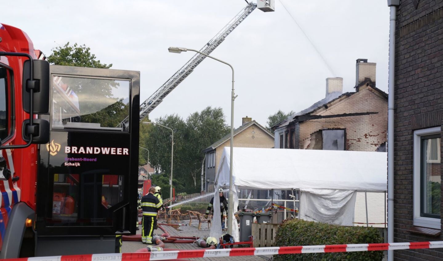Enorme ravage na brand in Petjesbar in Overlangel. (Foto: Maickel Keijzers / Hendriks Multimedia)