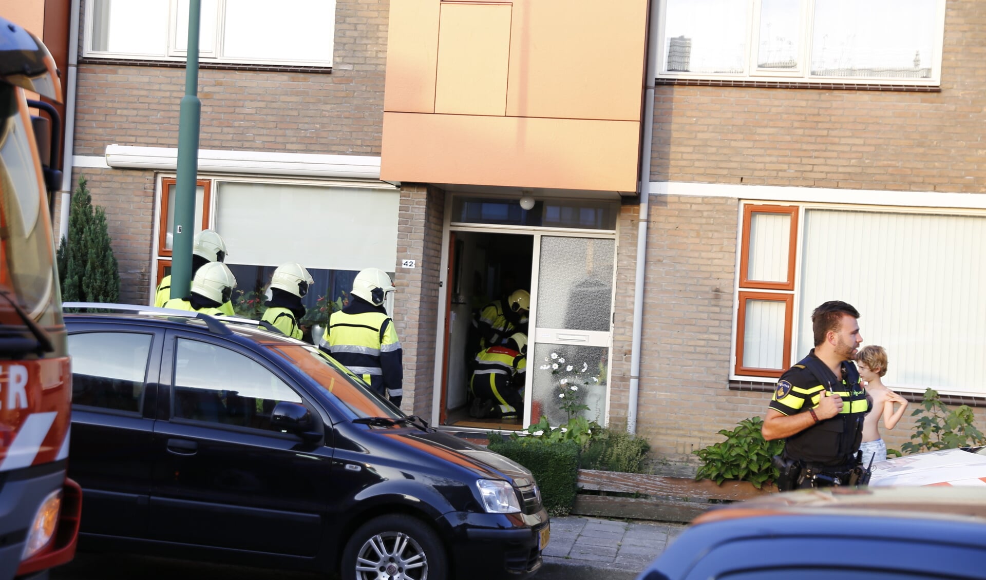 De brandweer in actie in de woning aan de Schildersdreef. Foto: SK-Media