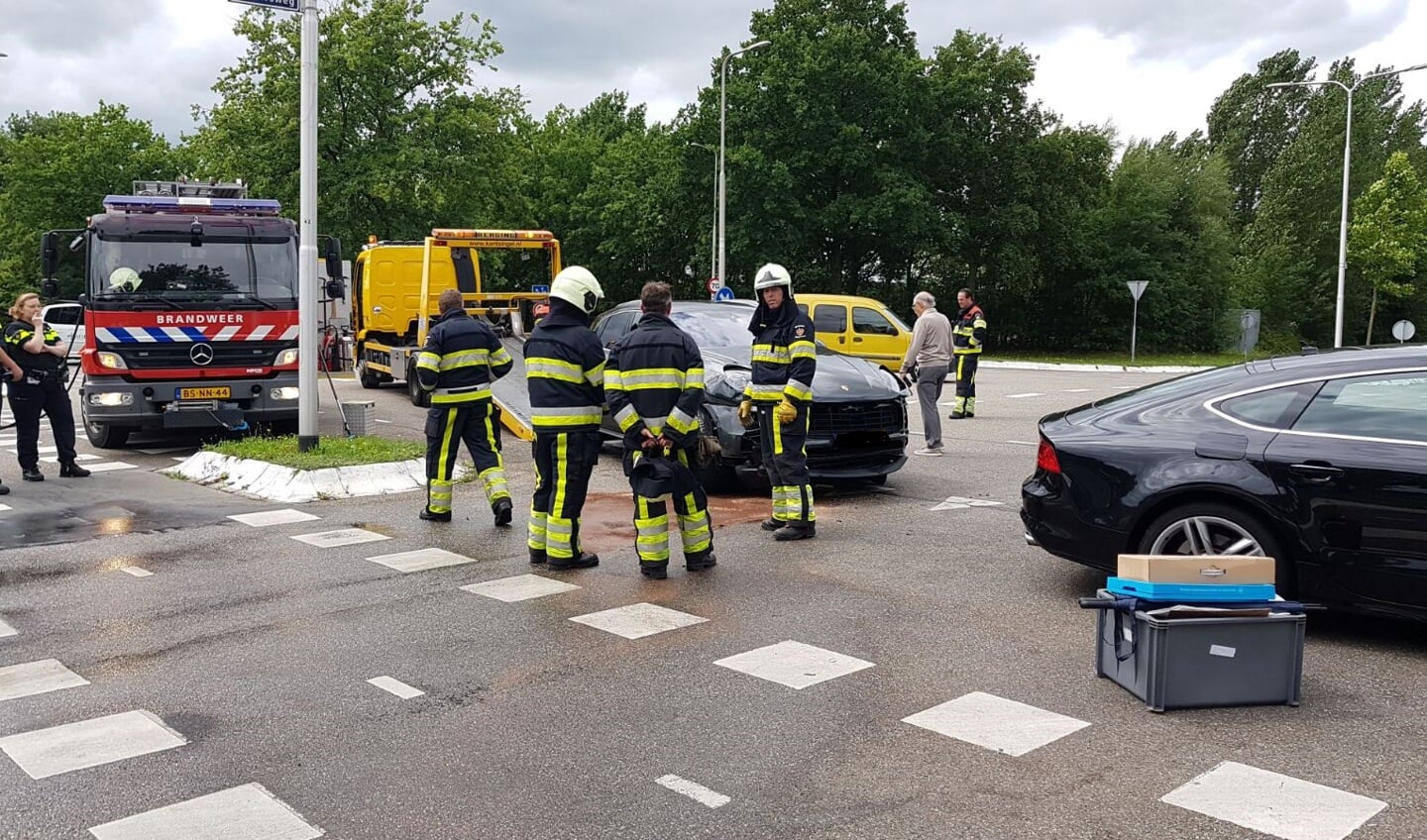 Auto's botsen op Osse kruising. (Foto: Maickel Keijzers / Hendriks Multimedia)