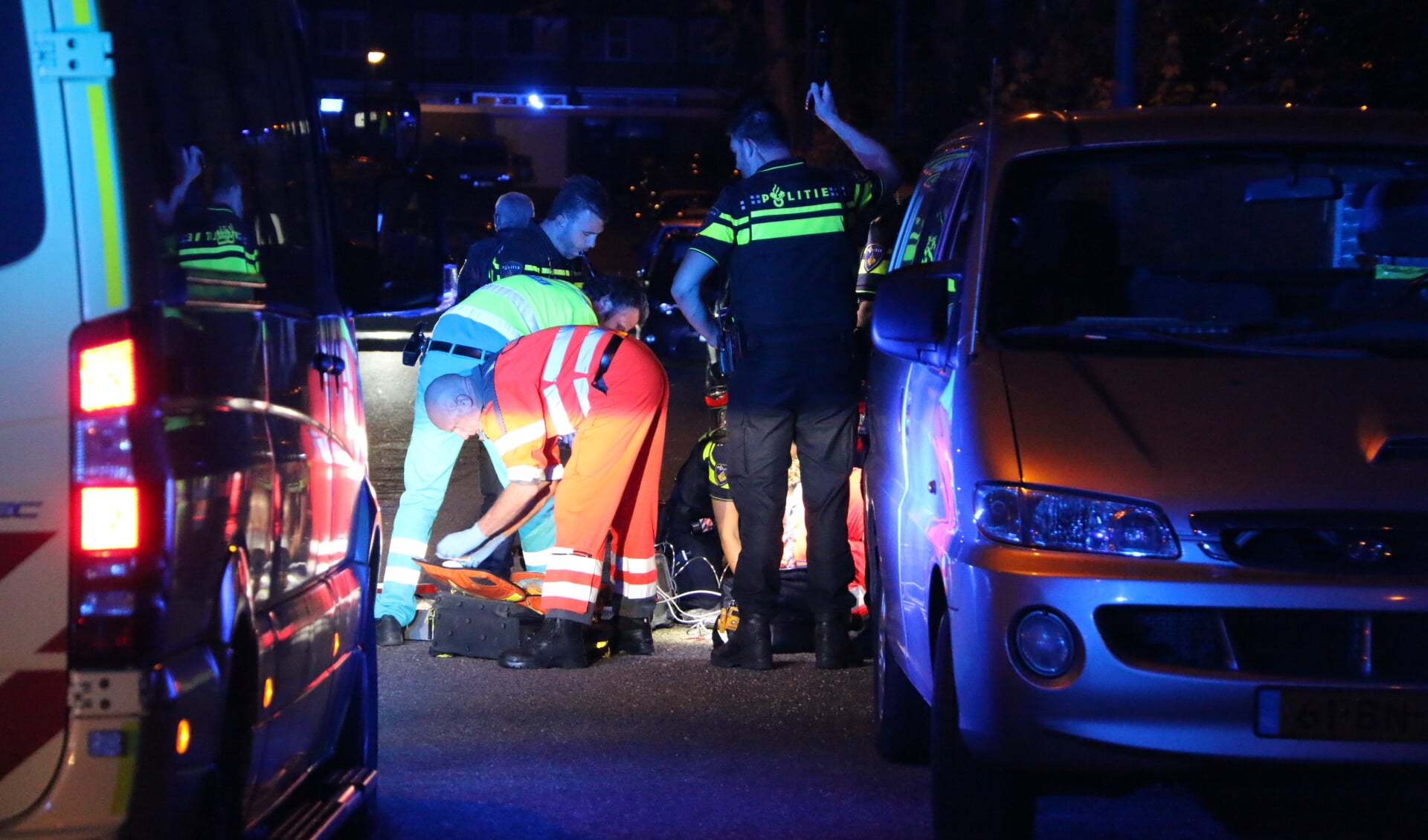 De gewonde vrouw is met de ambulance naar het ziekenhuis vervoerd. Foto: SK-Media