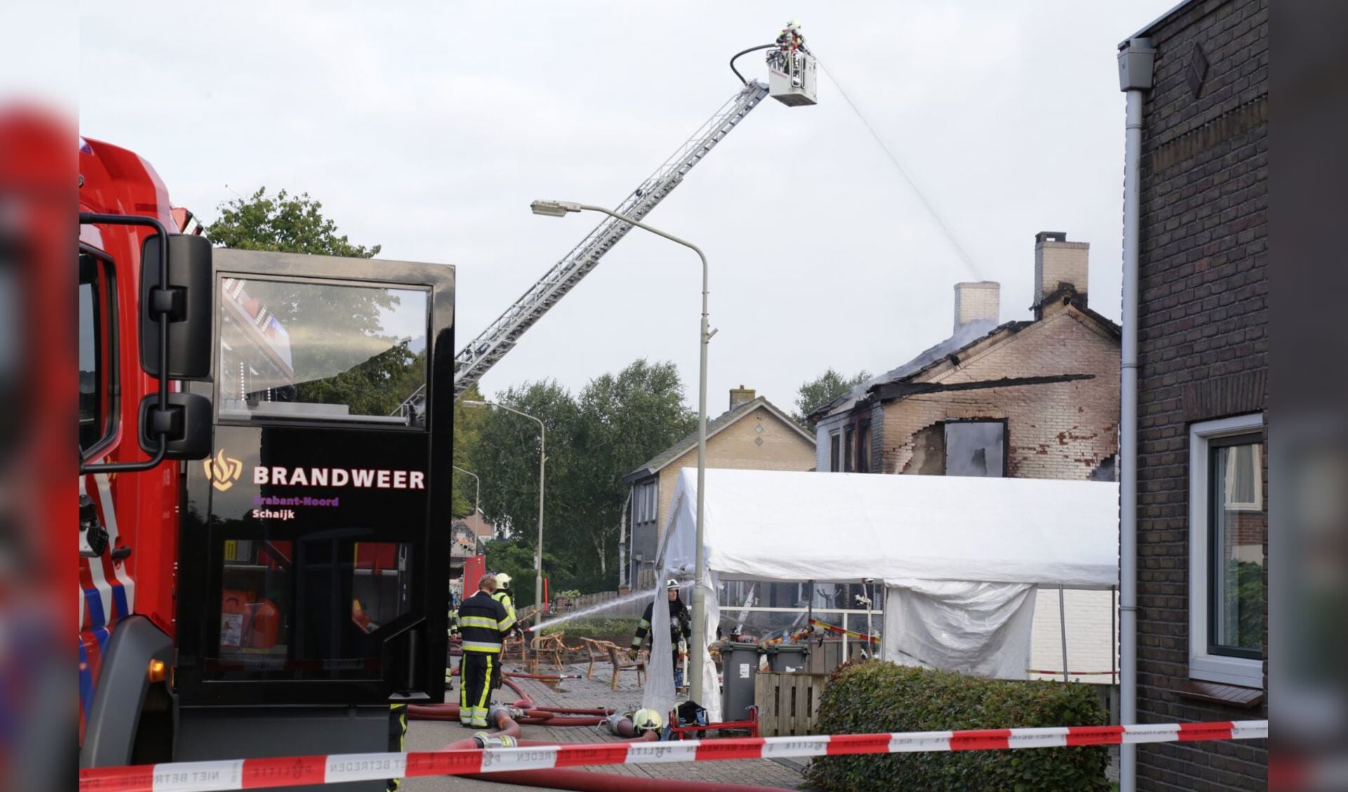Enorme ravage na brand in Petjesbar in Overlangel. (Foto: Maickel Keijzers / Hendriks Multimedia)