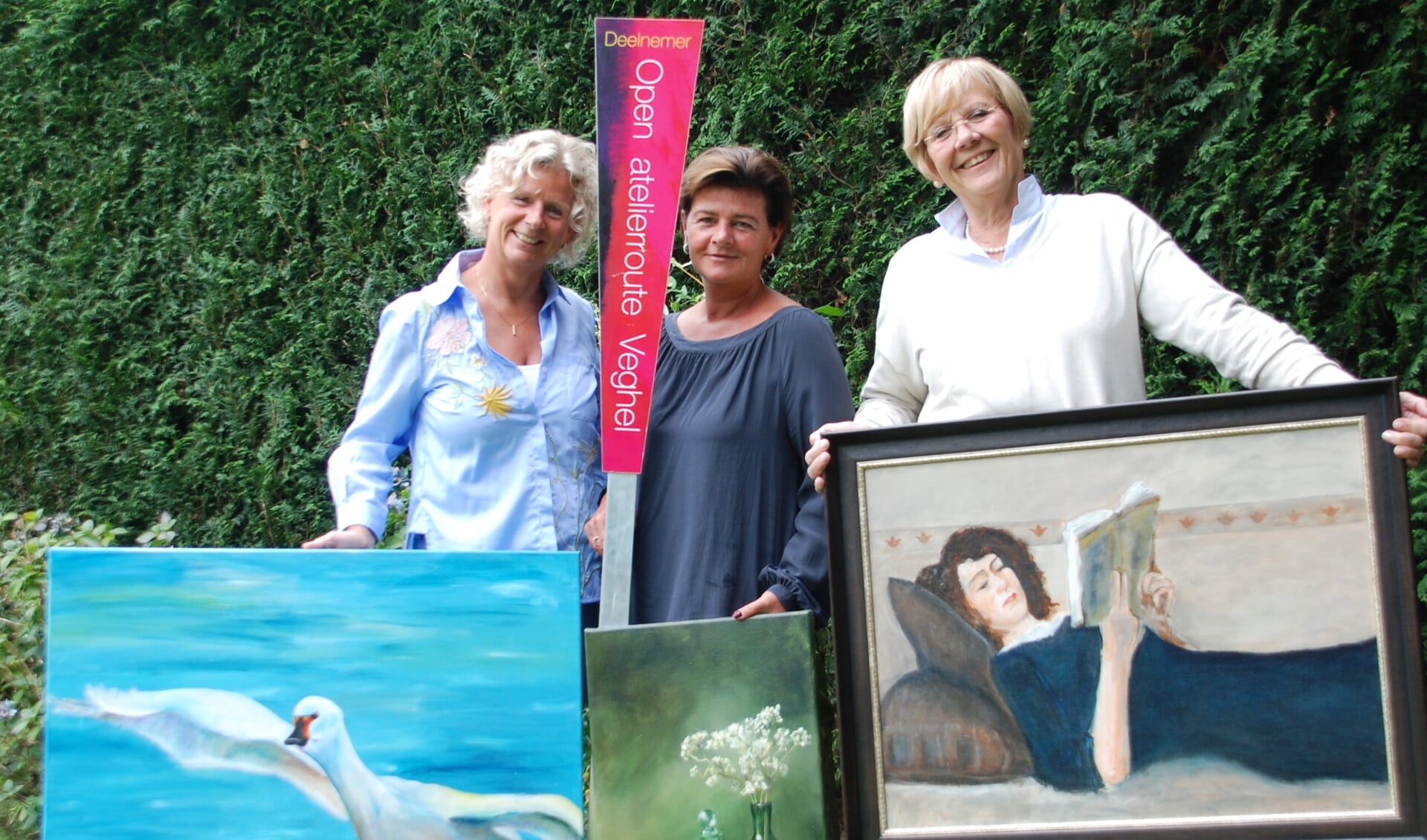 Drie leden van de schilderclub van Anoek: Anja Rademakers, Anoek van Berkel, Marianne van 't Hullenaar (v.l.n.r.)