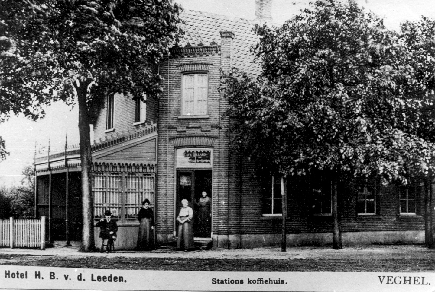Het stationskoffiehuis aan het begin van de vorige eeuw. 