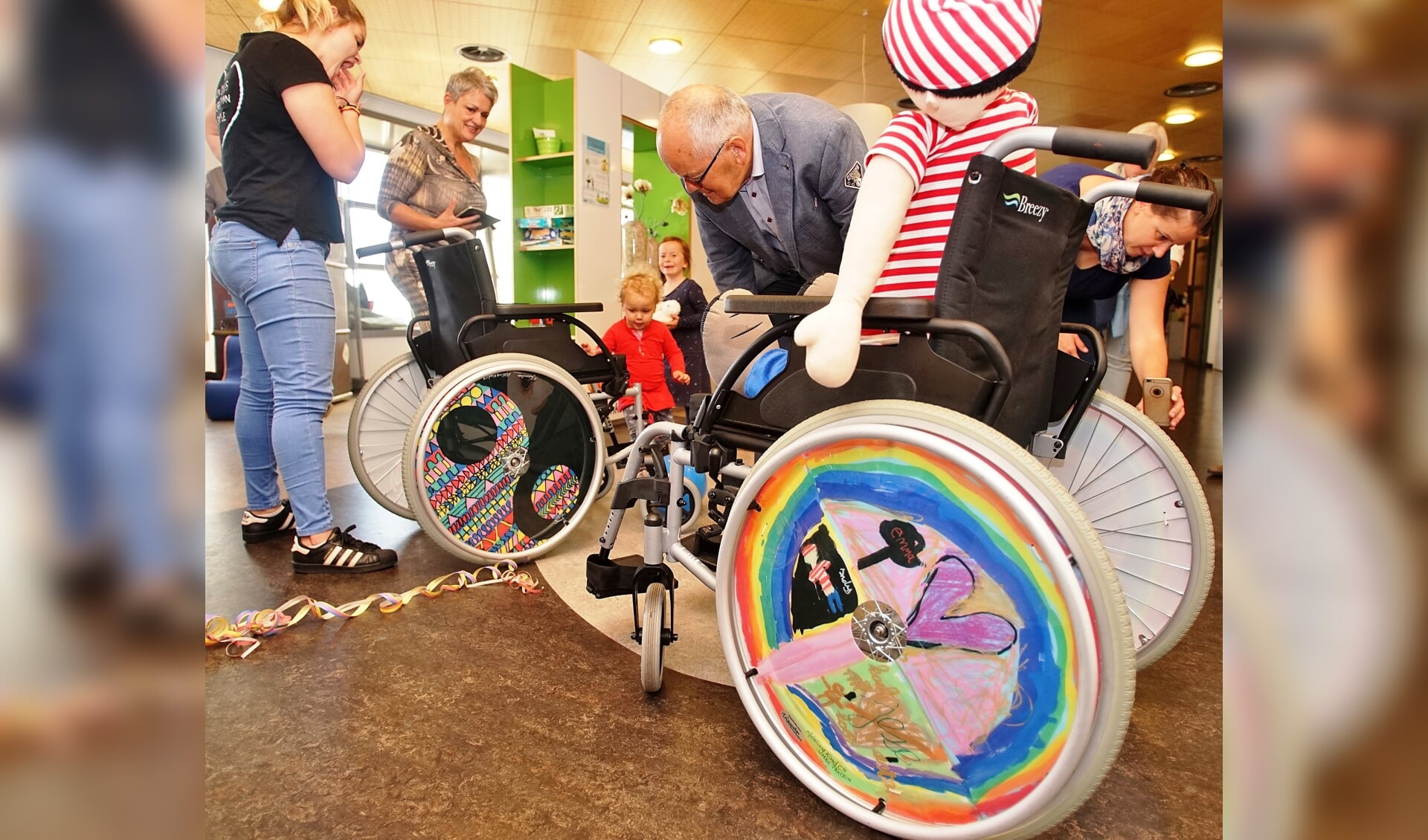 Jan van Raaij van Vrienden van het Maasziekenhuis kijkt goedkeurend naar een gepimpte rolstoel.