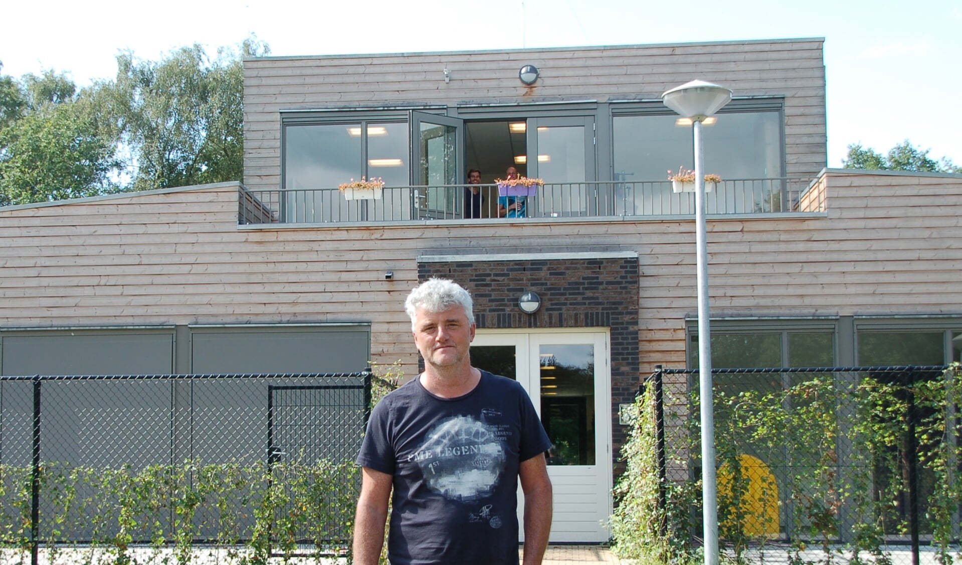 FOTOLocatiemanager Hans Bloemen bij het gebouw De Ziep 1. 