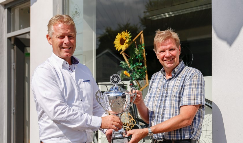 Tom van Lieshout (rechts) ontvangt de prijs uit handen van Jeroen van der Horst (links).