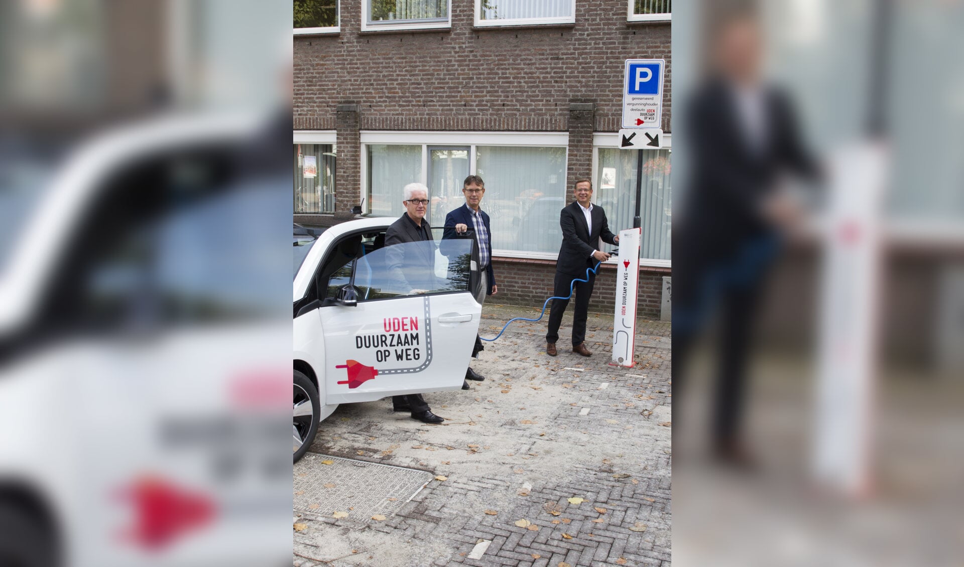Wethouder Matthie van Merwerode, Jan van Vlijmen en Jeroen Smarius bij de elektrische deelauto. Foto: Ad van de Graaf. 