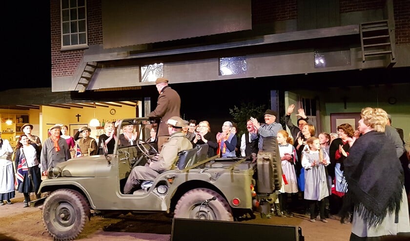 Een kleine honderd spelers en figuranten van drie toneelverenigingen speelden de vele scènes van het openluchtspel dat ruim drieënhalf uur in beslag neemt.