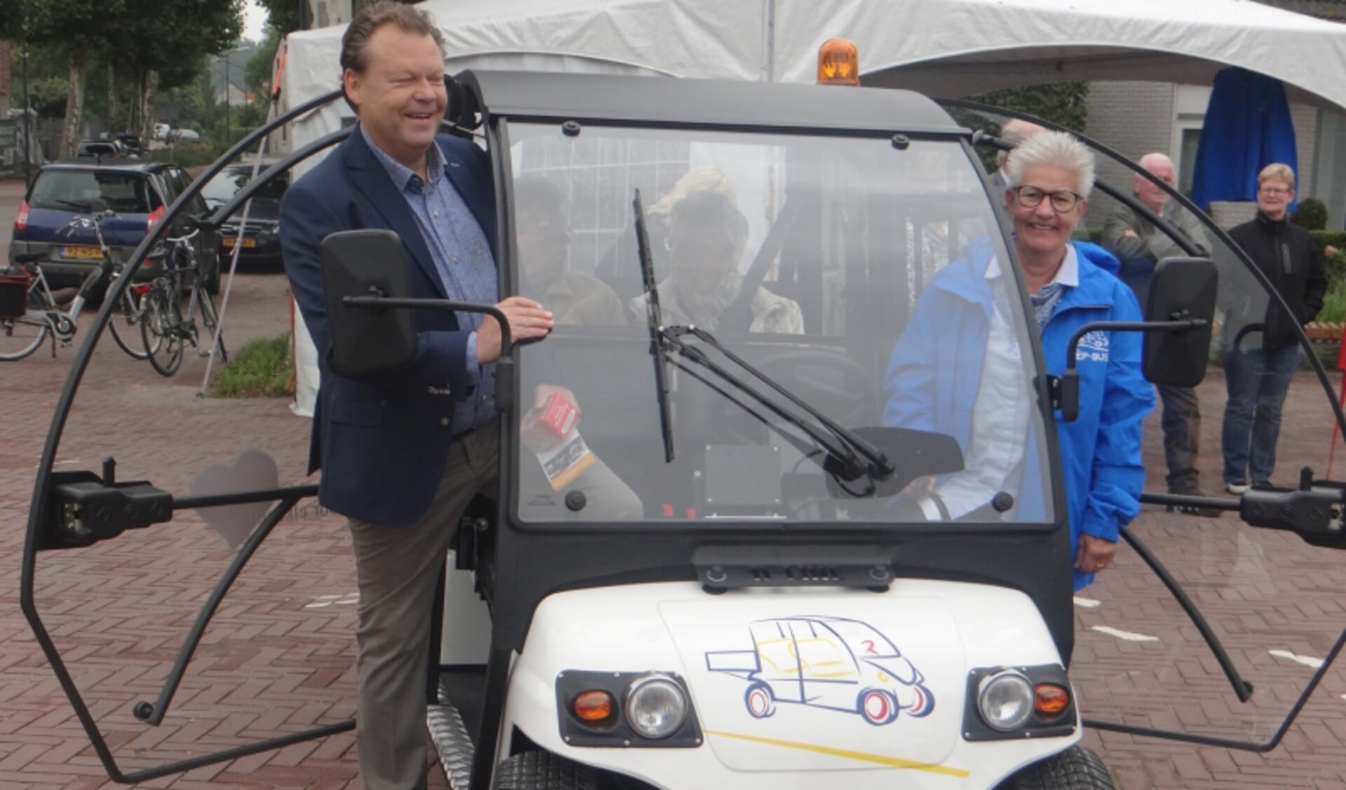 Wethouder van de gemeente Meierijstad Eus Witlox gaf op zaterdag 16 september het officiële startsein voor de Wèp-bus. 