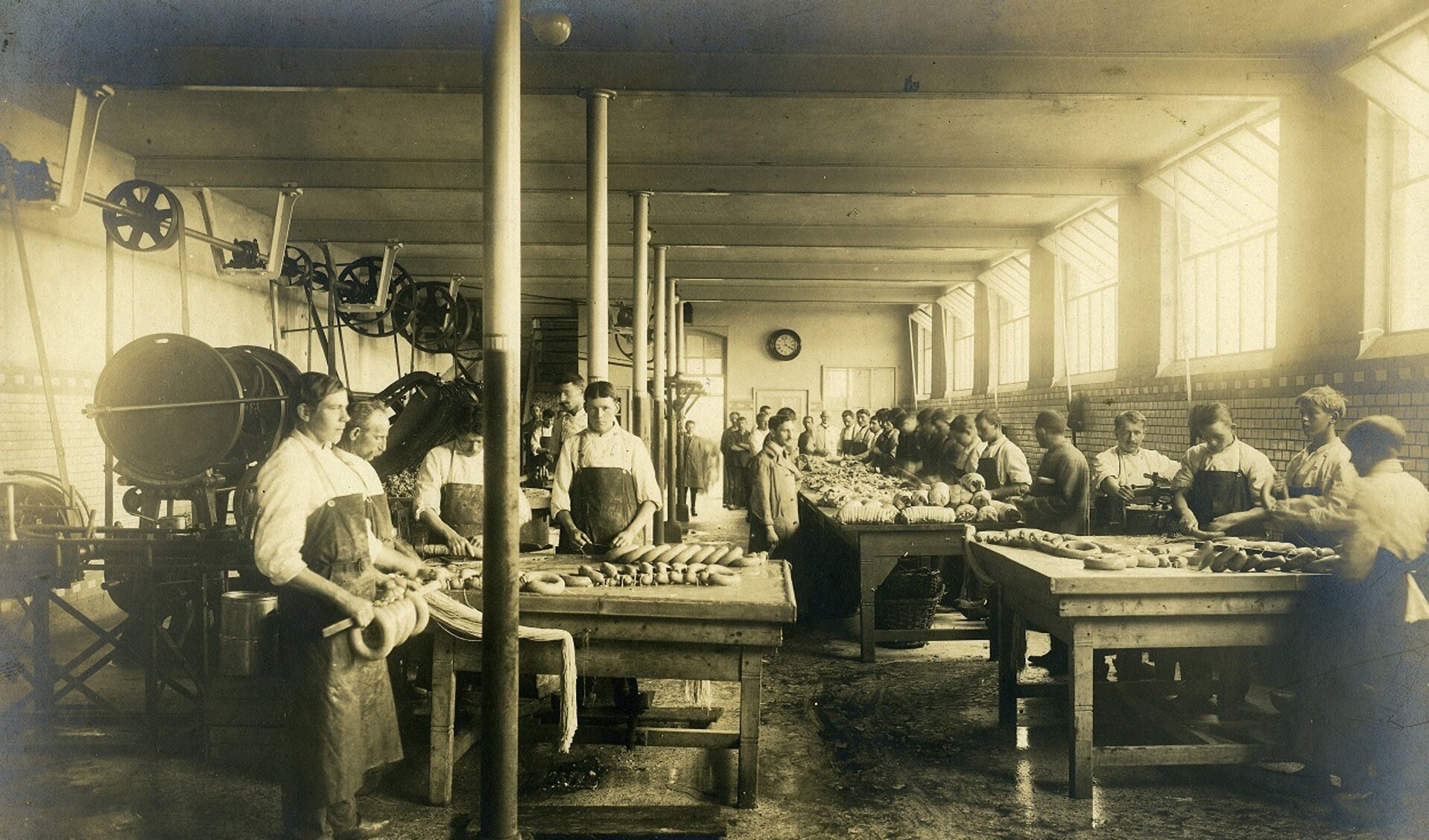 De worstenmakers van Hartog poseren voor de foto. (Foto uit 1916, collectie Stadsarchief Oss)