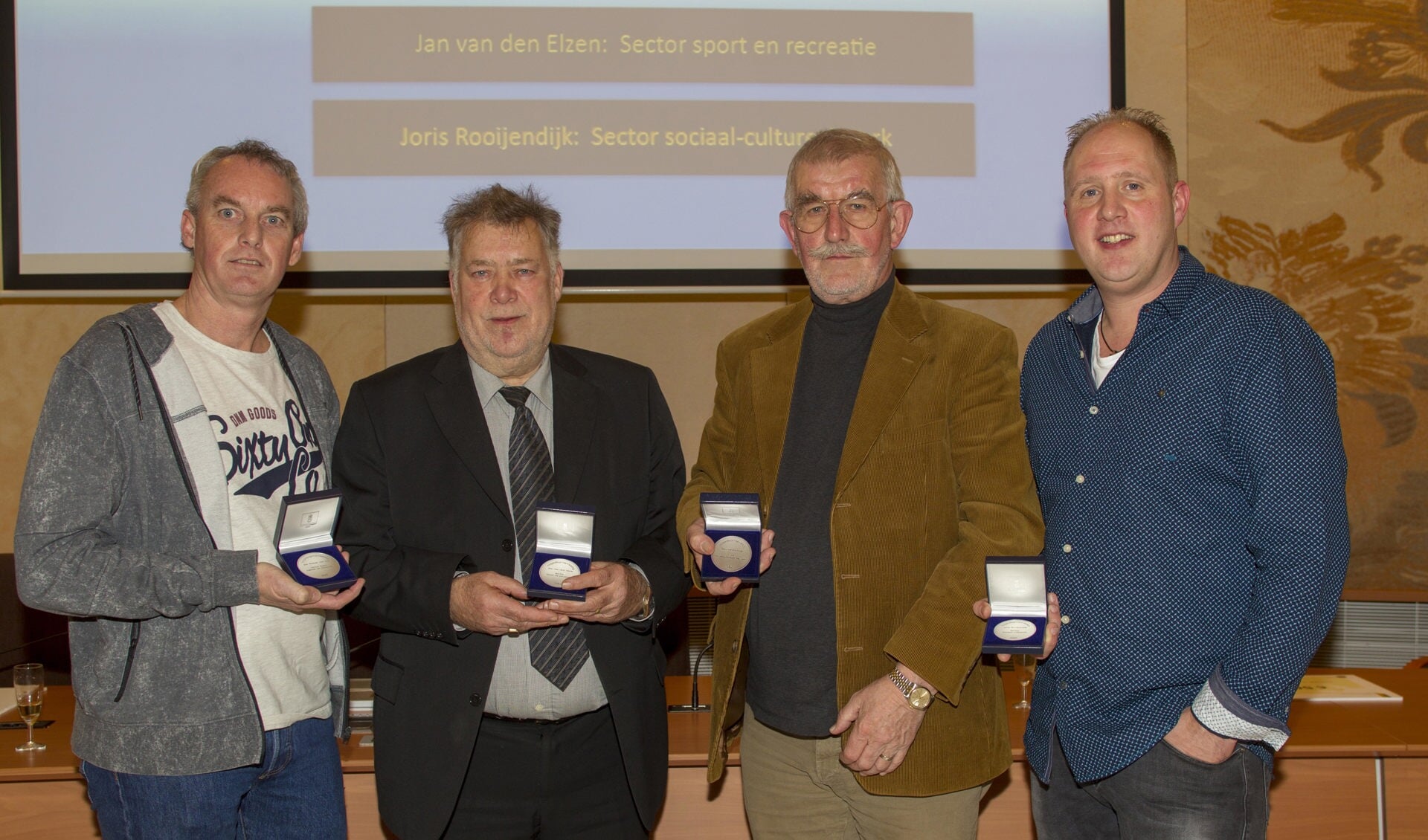 V.l.n.r: Jan Willem van Dijk, Jan van den Elzen, Harry van den Bergh en Joris Rooijendijk met hun welverdiende Vrijwilligerspenning