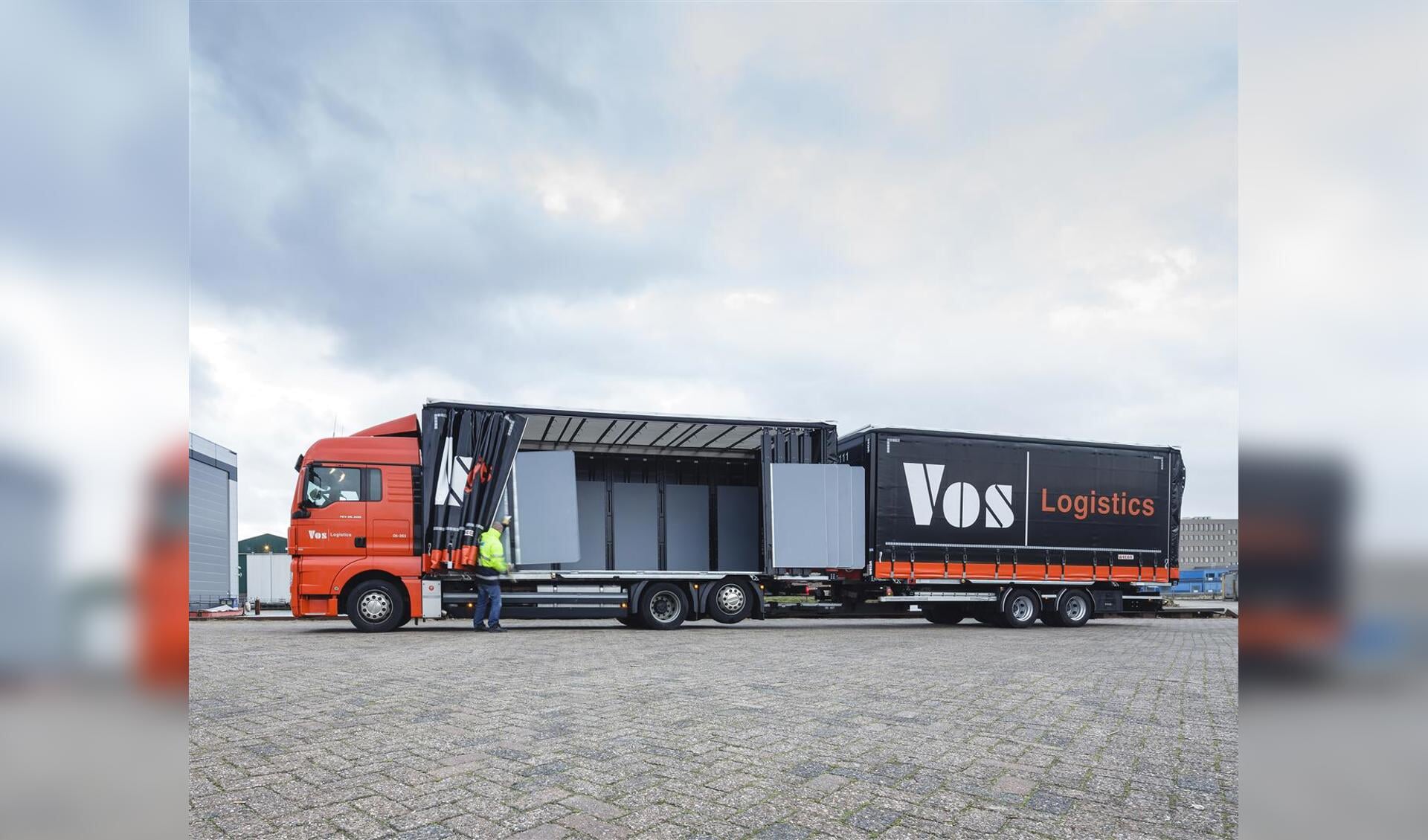 Een vrachtwagen van Vos Logistics.