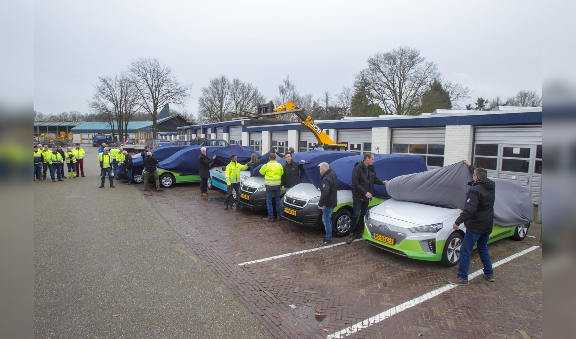 Vanochtend werden bij de gemeentewerf de eerste zeven voertuigen onthuld (Foto: Ad van de Graaf)