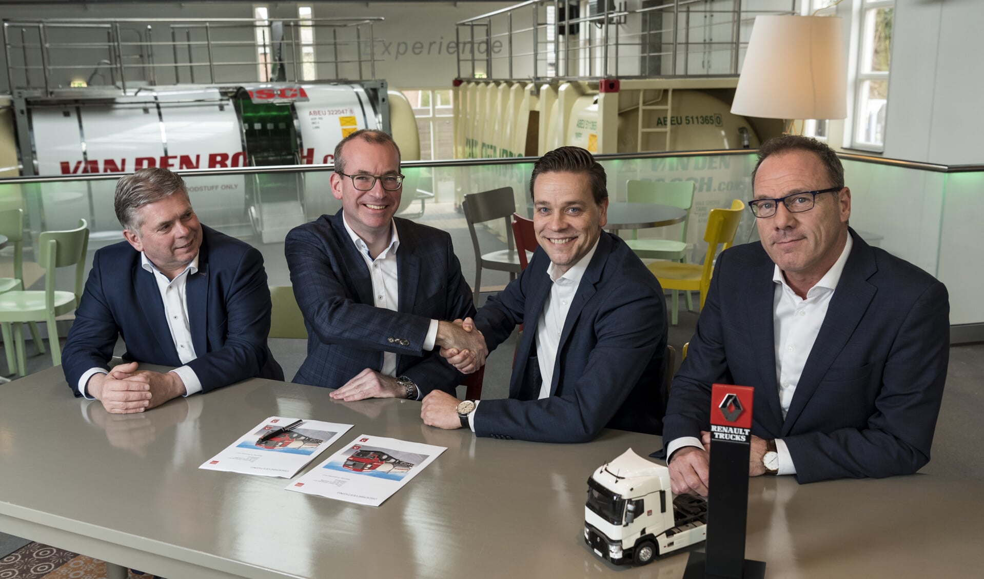Ondertekening van de overeenkomst door Hans Kanters (Director Procurement) en Rico Daandels (CEO) van Van den Bosch Transporten & Maarten Broens (Director) en Ed van Rijswijk (Manager Sales Operations) van Renault Trucks.