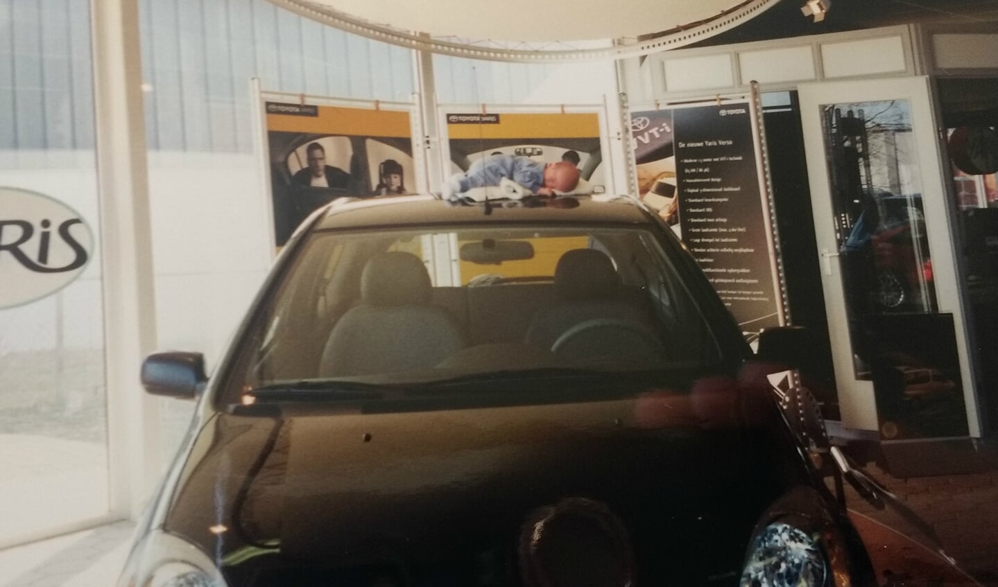 Yaris in 2000 bovenop de Toyota Yaris