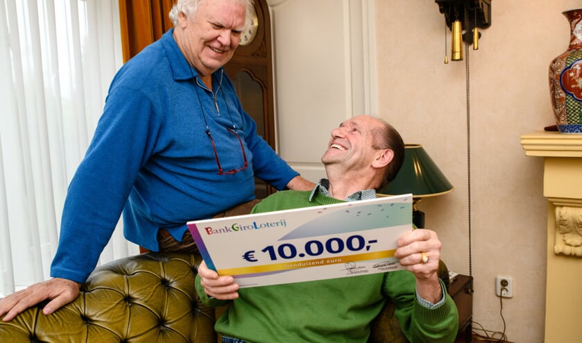 Johan en zijn partner met de cheque