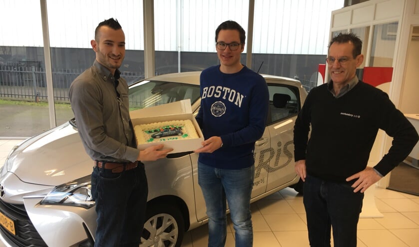 Yaris (midden) kreeg ook een taart van Oostendorp Auto
