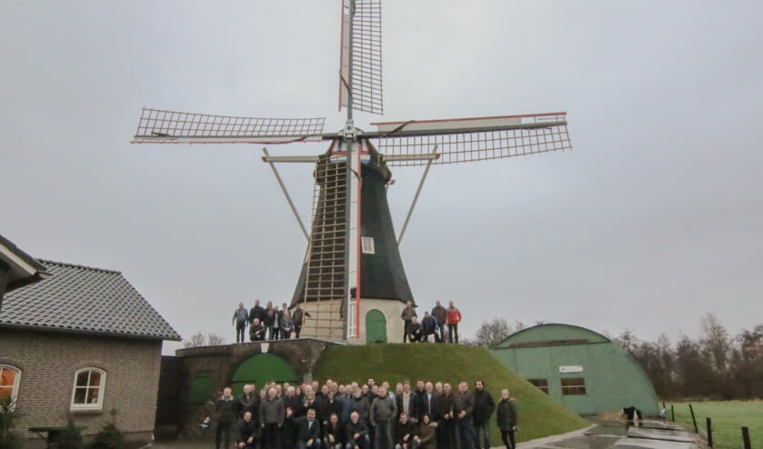 In de afgelopen jaren werkten meer dan 70 vrijwilligers aan de herbouw en restauratie van korenmolen De Hoop in Keldonk.