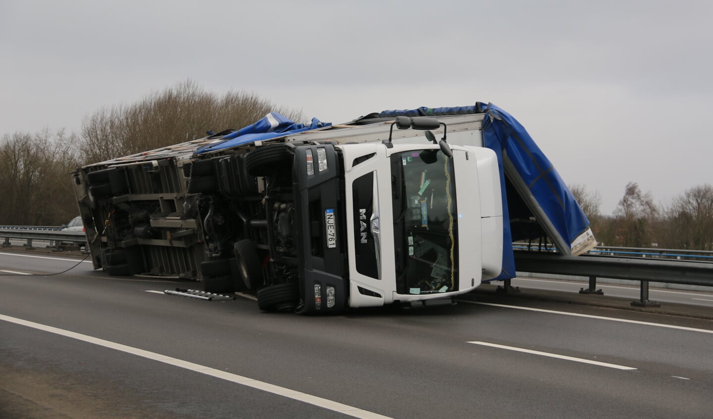 Op de A73 ter hoogte van Heumen is een vrachtwagen gekanteld. (foto: SK-Media)