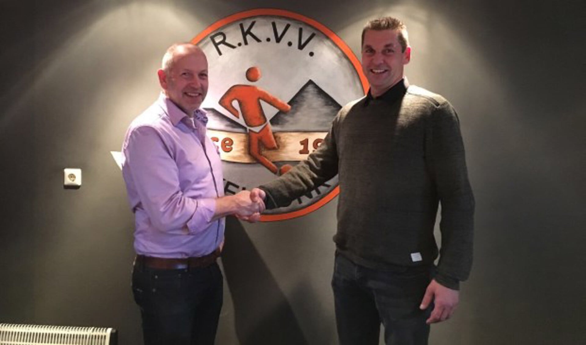 RKVV Keldonk-voorzitter Jan Coolen (links) is blij met het aanblijven van Peter van den Heuvel