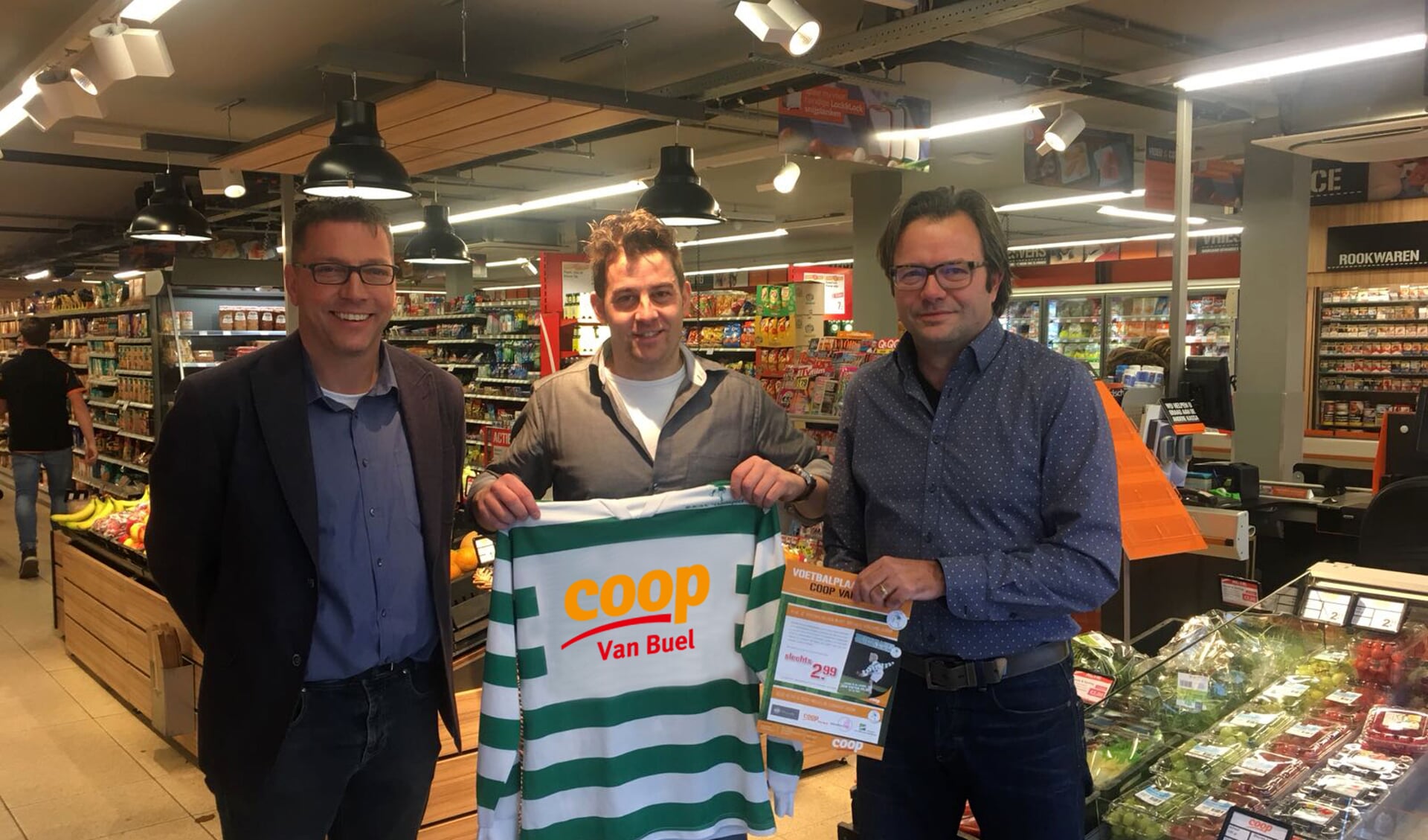 Franko van Lankvelt (voorzitter RKSV Odiliapeel), Ton van Buel (eigenaar Coop van Buel) en Jurgen van Gerwen (sponsorcommissie RKSV Odiliapeel)