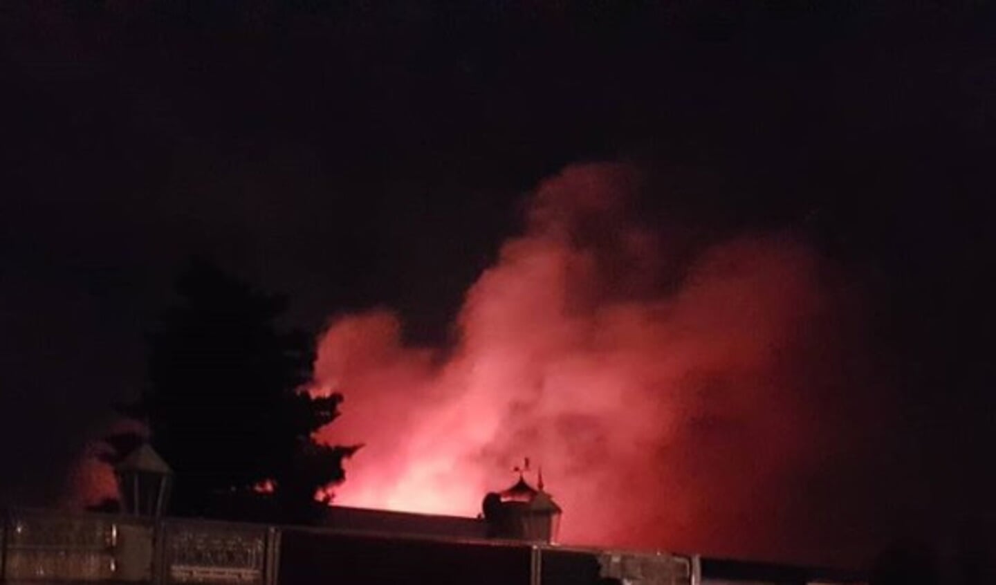 Brand in de Saksenweg. (Foto: Instagram wijkagent_niels_osszuid)
