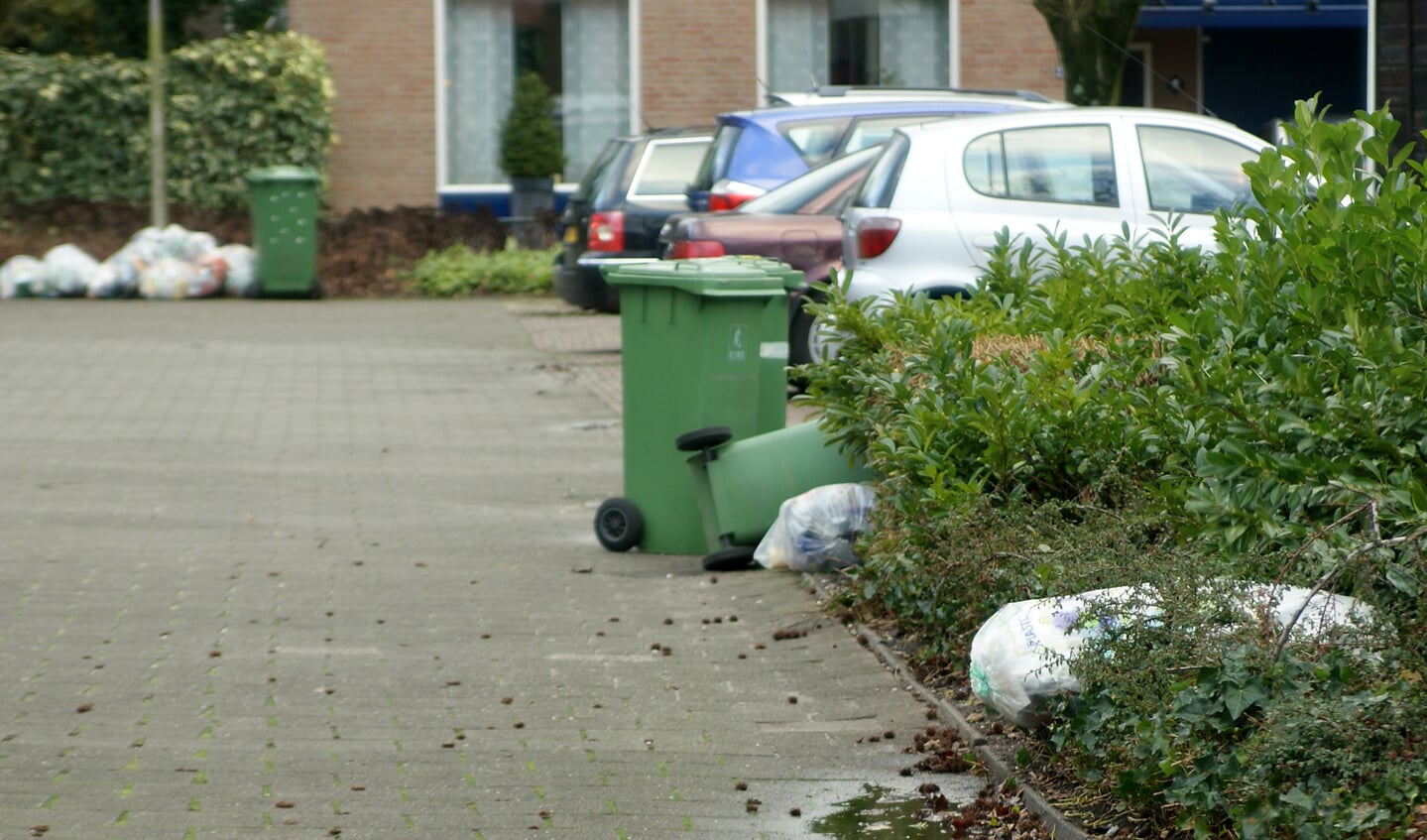 In Boxmeer vloog het afval door de straten. (foto: Jeff Meijs)